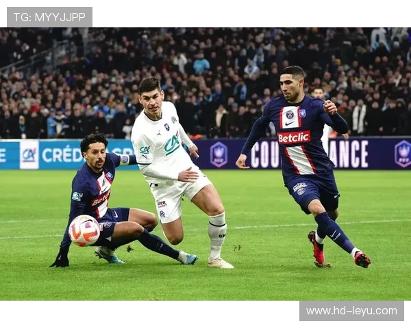 马赛客场挑战巴黎,赫伊别尔中场拦截成关键 马赛客场挑战巴黎,赫伊别尔中场拦截成关键